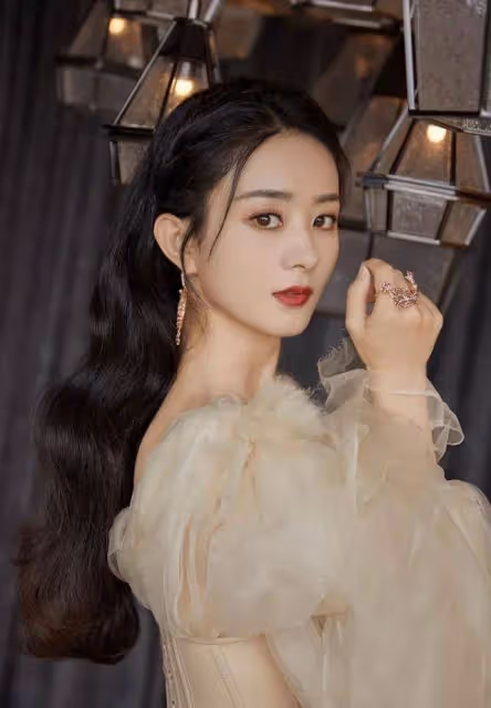 趙麗穎一襲鎏金輕紗禮服亮相時尚芭莎派對,代言國產高定引關注