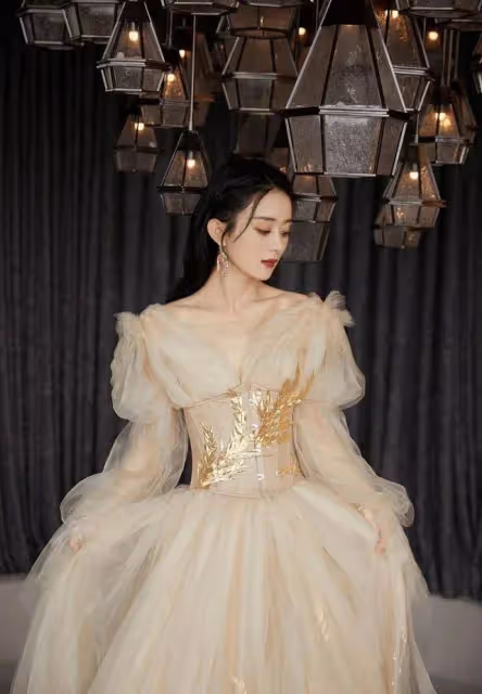 趙麗穎一襲鎏金輕紗禮服亮相時尚芭莎派對,代言國產高定引關注