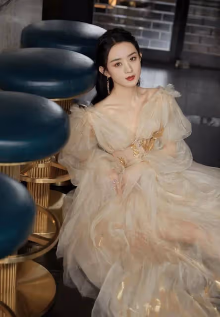趙麗穎一襲鎏金輕紗禮服亮相時尚芭莎派對,代言國產高定引關注
