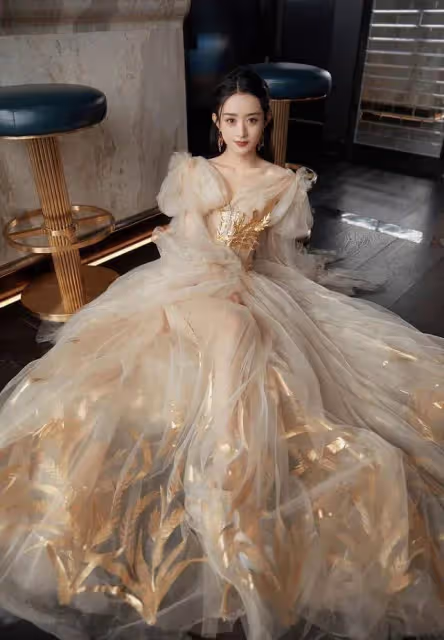 趙麗穎一襲鎏金輕紗禮服亮相時尚芭莎派對,代言國產高定引關注