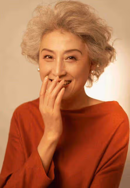 上了年紀,建議女人少穿這些「老氣色」,換成氣質色到老都優雅