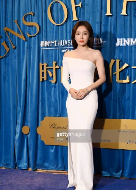 秦嵐看起來不像43歲,即便是站在魏大勛身邊,也顯得十分處女!