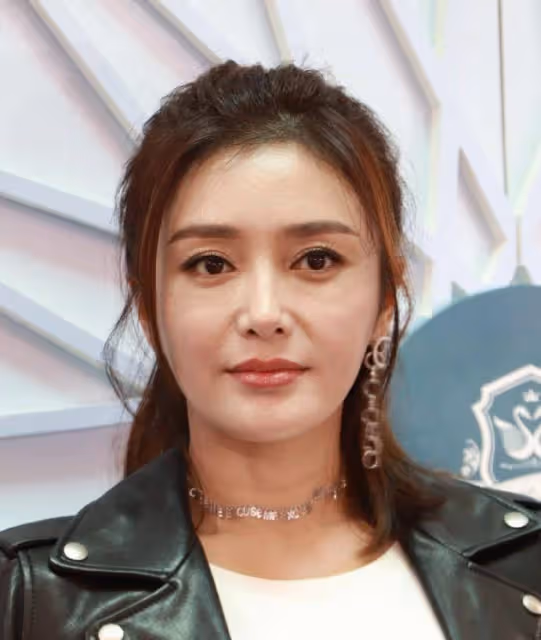 秦嵐看起來不像43歲,即便是站在魏大勛身邊,也顯得十分處女!