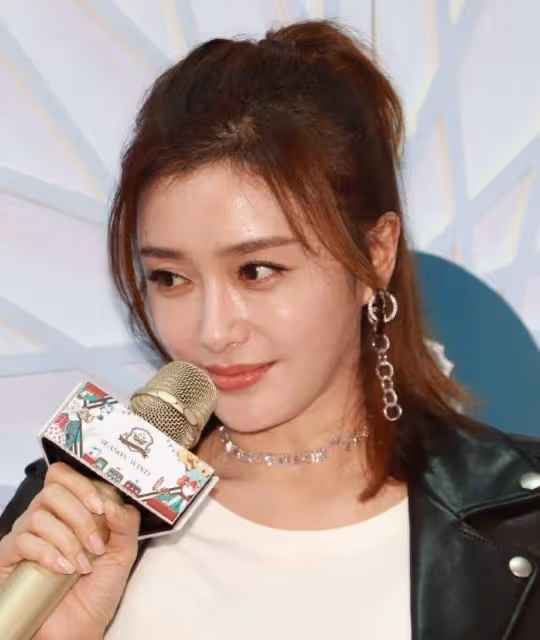 秦嵐看起來不像43歲,即便是站在魏大勛身邊,也顯得十分處女!