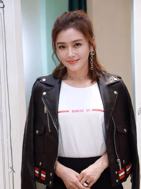 秦嵐看起來不像43歲,即便是站在魏大勛身邊,也顯得十分處女!