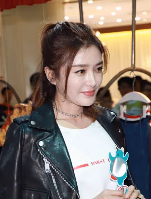 秦嵐看起來不像43歲,即便是站在魏大勛身邊,也顯得十分處女!