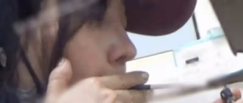 白百何深夜聚餐放飛自我，與友人碰杯大口喝啤酒，香菸一支接一支