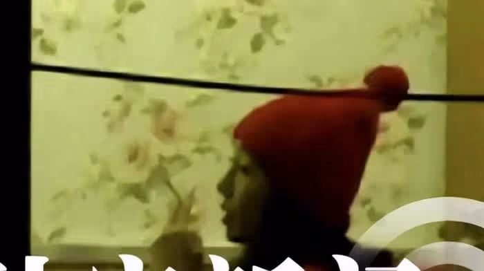 白百何深夜聚餐放飛自我,與友人碰杯大口喝啤酒,香菸一支接一支