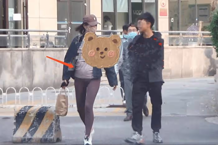 白百何深夜聚餐放飛自我,與友人碰杯大口喝啤酒,香菸一支接一支