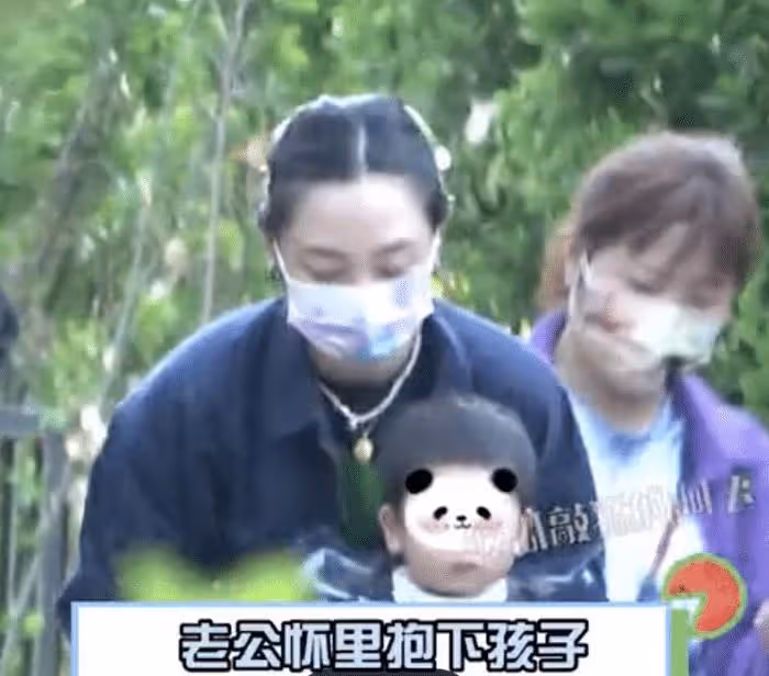 白百何深夜聚餐放飛自我,與友人碰杯大口喝啤酒,香菸一支接一支