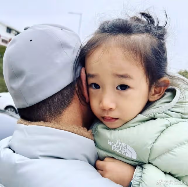 陳小春應采兒3歲小兒子生日照曝光,HoHo隔代遺傳,越長越像外婆