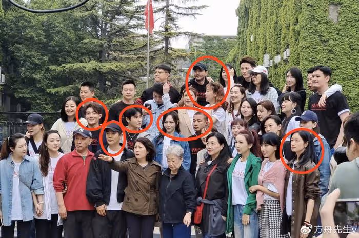 39歲白百何抽菸喝酒被拍,動作嫻熟菸癮超大,當眾撓鼻子毫無偶像包袱