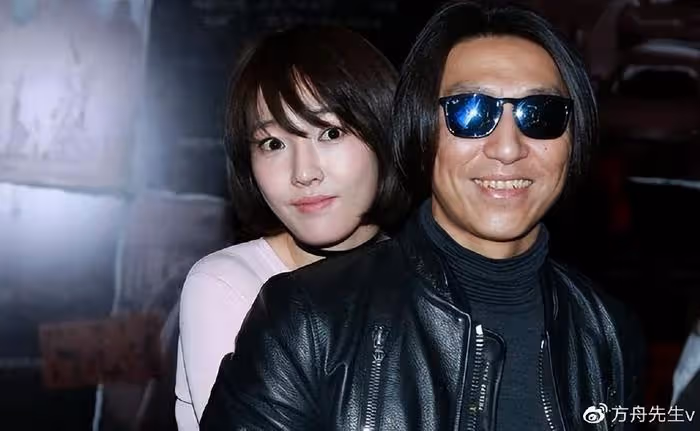 39歲白百何抽菸喝酒被拍,動作嫻熟菸癮超大,當眾撓鼻子毫無偶像包袱