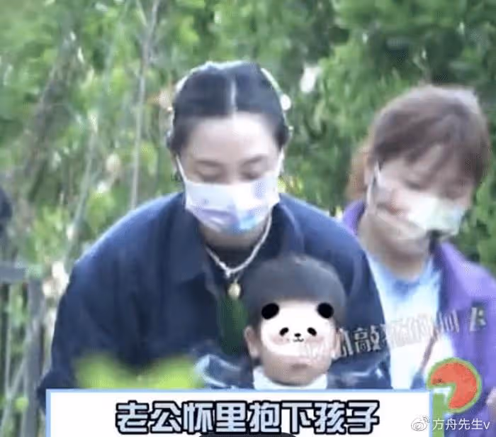 39歲白百何抽菸喝酒被拍,動作嫻熟菸癮超大,當眾撓鼻子毫無偶像包袱