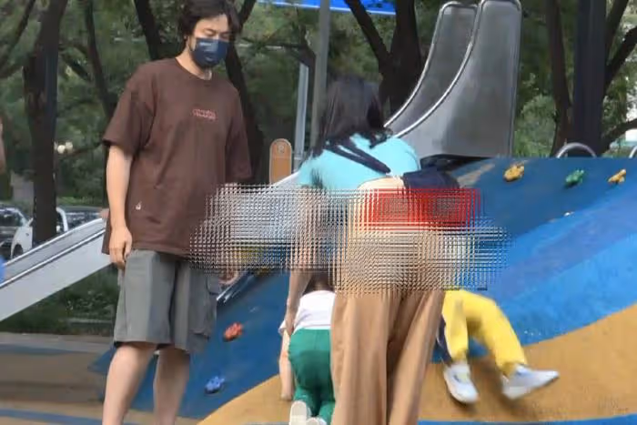 王傳君一家三口被拍,與齊溪帶娃玩滑梯,王傳君目光無神肚腩搶鏡