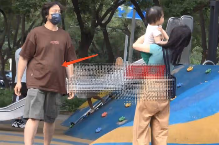 王傳君一家三口被拍,與齊溪帶娃玩滑梯,王傳君目光無神肚腩搶鏡