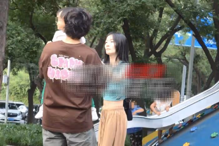 王傳君一家三口被拍,與齊溪帶娃玩滑梯,王傳君目光無神肚腩搶鏡