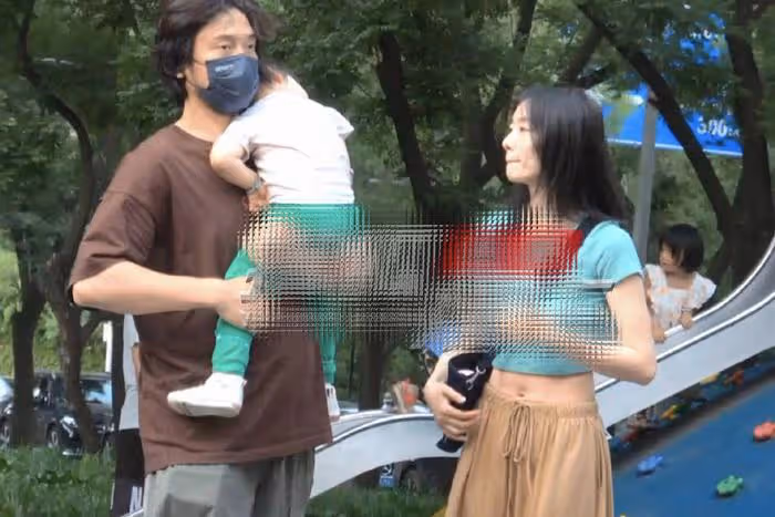 王傳君一家三口被拍,與齊溪帶娃玩滑梯,王傳君目光無神肚腩搶鏡