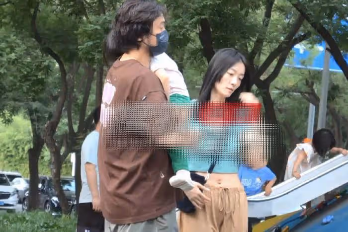 王傳君一家三口被拍,與齊溪帶娃玩滑梯,王傳君目光無神肚腩搶鏡