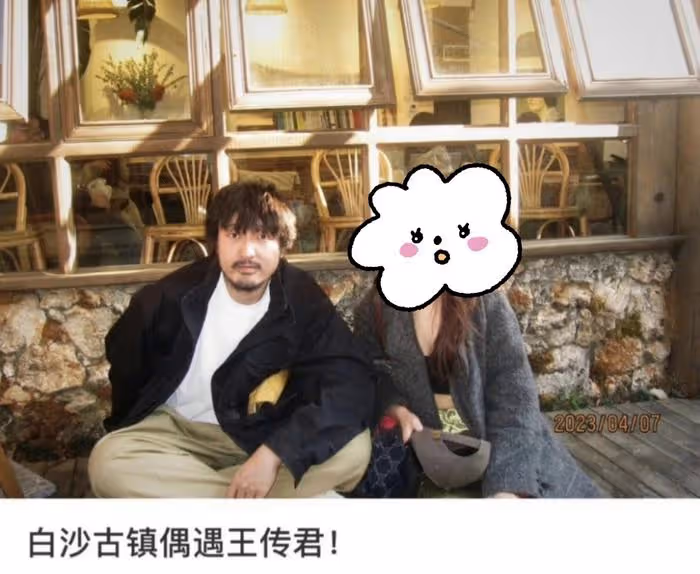 王傳君一家三口被拍,與齊溪帶娃玩滑梯,王傳君目光無神肚腩搶鏡