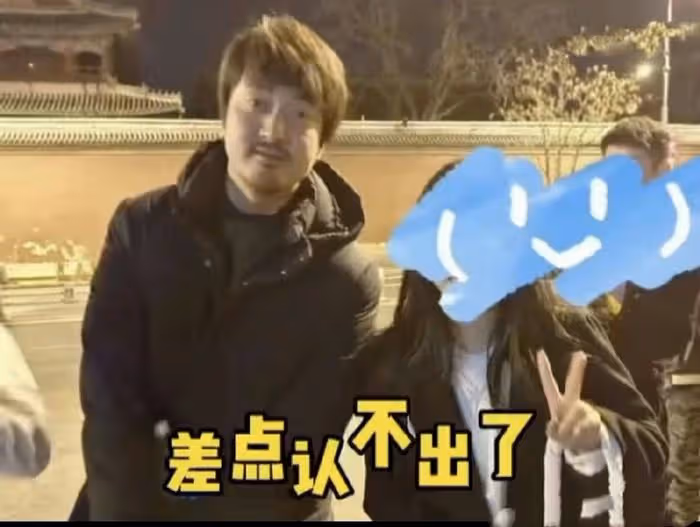 王傳君一家三口被拍,與齊溪帶娃玩滑梯,王傳君目光無神肚腩搶鏡