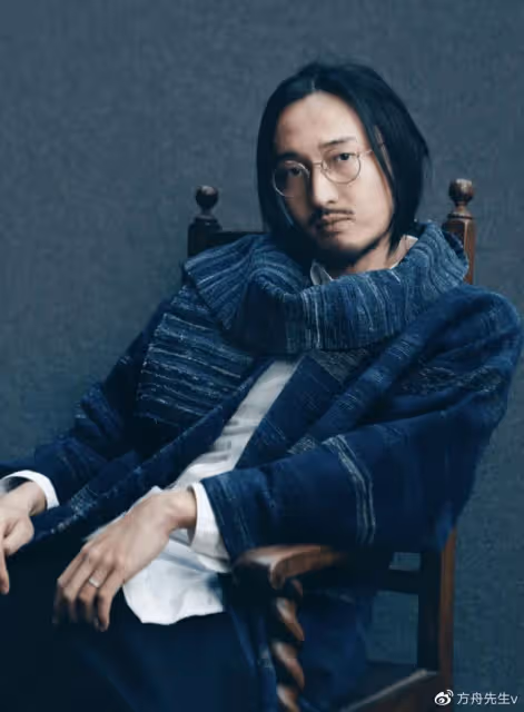 王傳君一家三口被拍,與齊溪帶娃玩滑梯,王傳君目光無神肚腩搶鏡