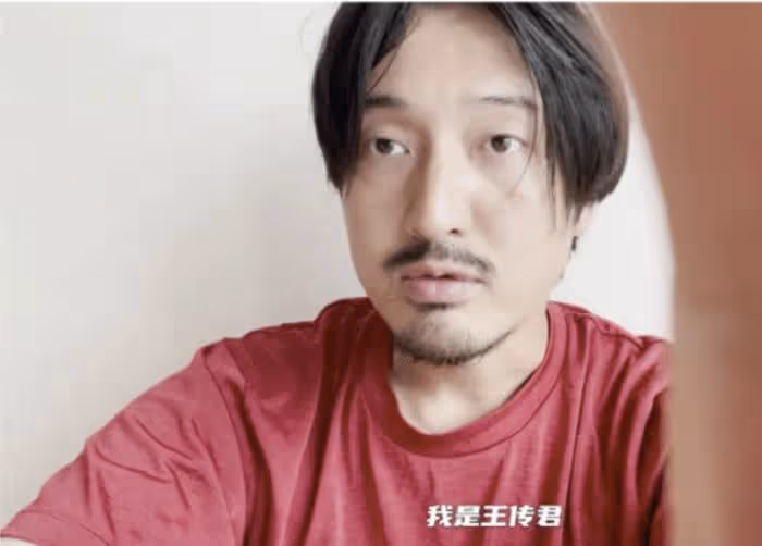 王傳君一家三口被拍,與齊溪帶娃玩滑梯,王傳君目光無神肚腩搶鏡