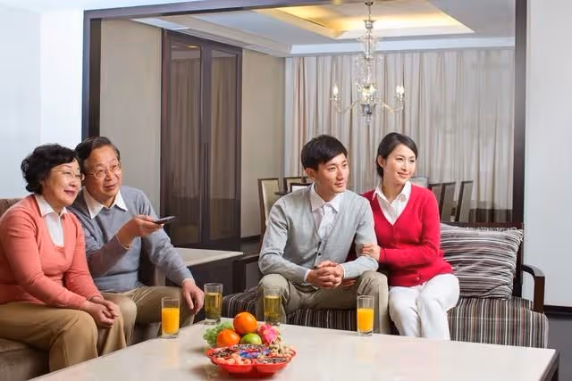她工資15000，每月給婆婆2000，婆婆讓她把房給小叔子結婚