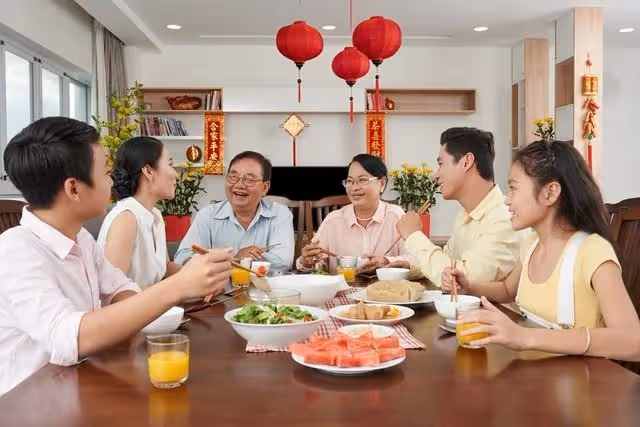 她工資15000，每月給婆婆2000，婆婆讓她把房給小叔子結婚