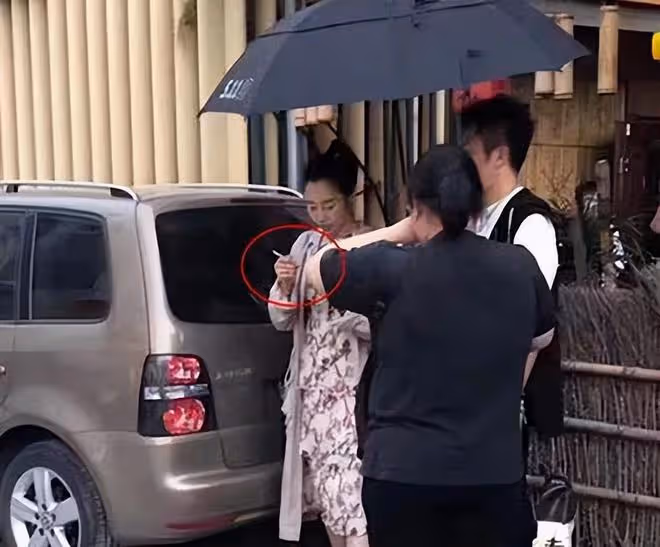 39歲白百何抽菸喝酒被拍,動作嫻熟菸癮超大,當眾撓鼻子毫無包袱