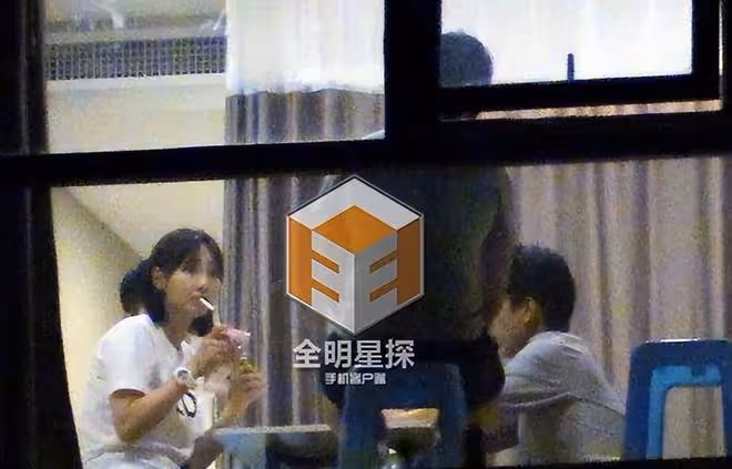 39歲白百何抽菸喝酒被拍,動作嫻熟菸癮超大,當眾撓鼻子毫無包袱