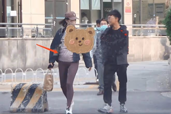39歲白百何抽菸喝酒被拍,動作嫻熟菸癮超大,當眾撓鼻子毫無包袱