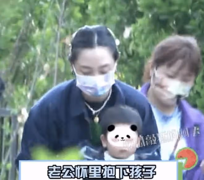 39歲白百何抽菸喝酒被拍,動作嫻熟菸癮超大,當眾撓鼻子毫無包袱