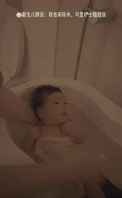程曉玥曬滿月女兒萌照,胖豆豆學會抬頭,與媽媽小時候如複製粘貼