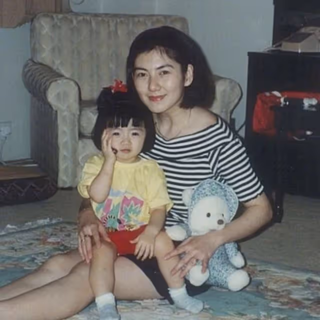 程曉玥曬滿月女兒萌照,胖豆豆學會抬頭,與媽媽小時候如複製粘貼