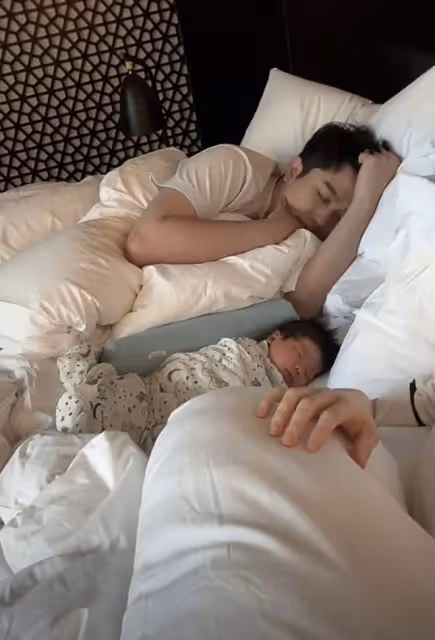程曉玥曬滿月女兒萌照,胖豆豆學會抬頭,與媽媽小時候如複製粘貼