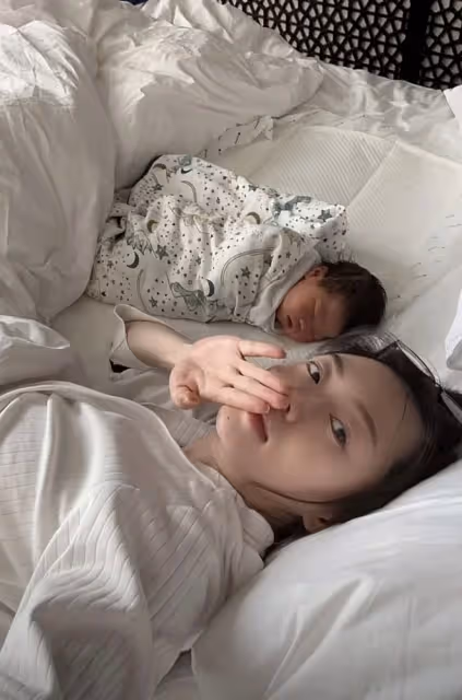 程曉玥曬滿月女兒萌照,胖豆豆學會抬頭,與媽媽小時候如複製粘貼