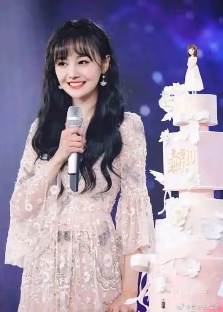 鄭爽最新近照曝光,狀態不佳身材發福,頭髮稀疏,體態如中年婦女