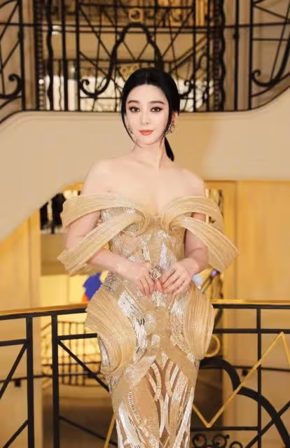 鎖姐的生猛坎城行:13天不分晝夜出入紅毯酒會,奉獻16套難忘華服