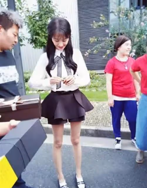 鄭爽徹底放飛自我!臃腫油膩認不出,曝其在美國撿破爛、喝自來水