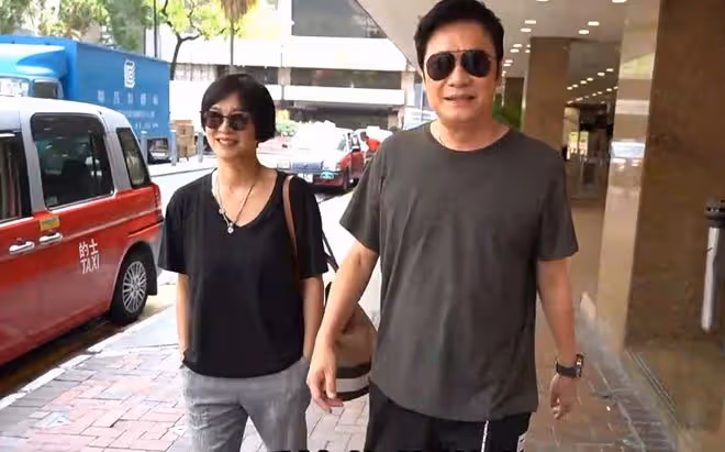 羅嘉良攜二婚妻子回港探親!跟前妻仍有聯繫,兒子近照曝光太像爸