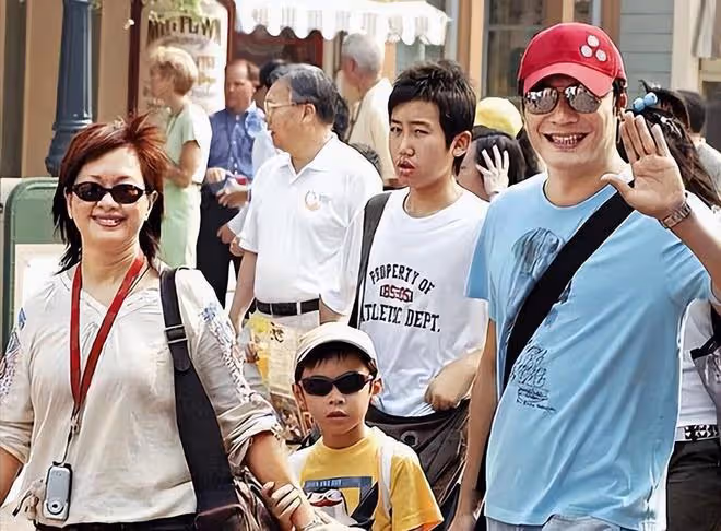 羅嘉良攜二婚妻子回港探親!跟前妻仍有聯繫,兒子近照曝光太像爸