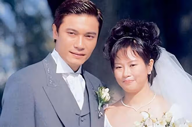 羅嘉良攜二婚妻子回港探親!跟前妻仍有聯繫,兒子近照曝光太像爸