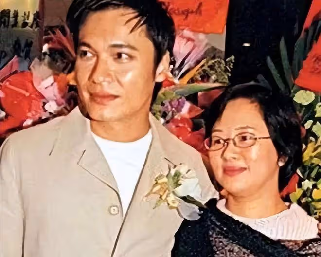 羅嘉良攜二婚妻子回港探親!跟前妻仍有聯繫,兒子近照曝光太像爸