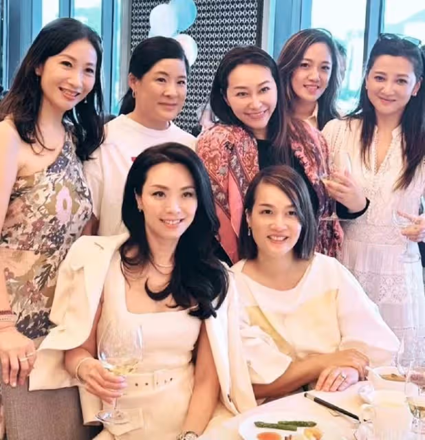恭喜!43歲香港千億富三代誕下5胎,抱寶寶參加名流聚會穩站C位
