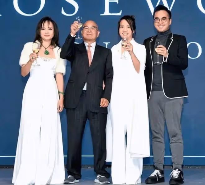 恭喜!43歲香港千億富三代誕下5胎,抱寶寶參加名流聚會穩站C位