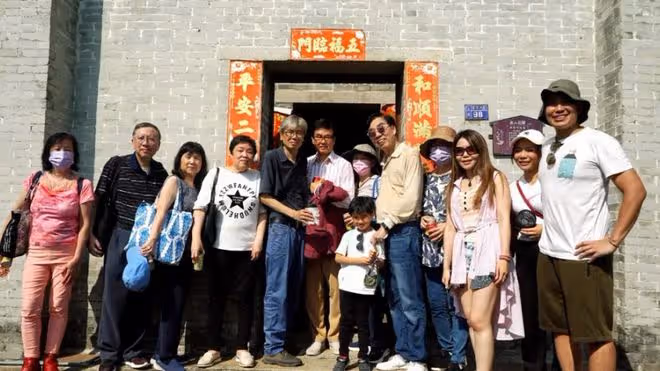 港星黃百鳴一家回內地老家!浩浩蕩蕩13人同行,百年祖居開心留影