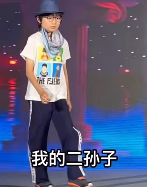 央視主持人王為念罕曬娃!小孫子登T台走秀超有范,五官太像爺爺