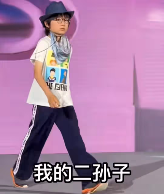 央視主持人王為念罕曬娃!小孫子登T台走秀超有范,五官太像爺爺