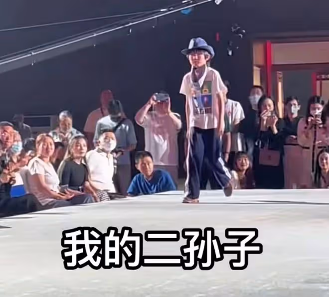 央視主持人王為念罕曬娃!小孫子登T台走秀超有范,五官太像爺爺